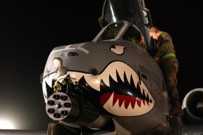 米兰体育-哈登关键三分快船晋级季后赛，哈登季后赛对快船数据