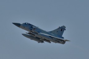 -比赛中快速回防展现战术训练成果有效阻断对方进攻线路