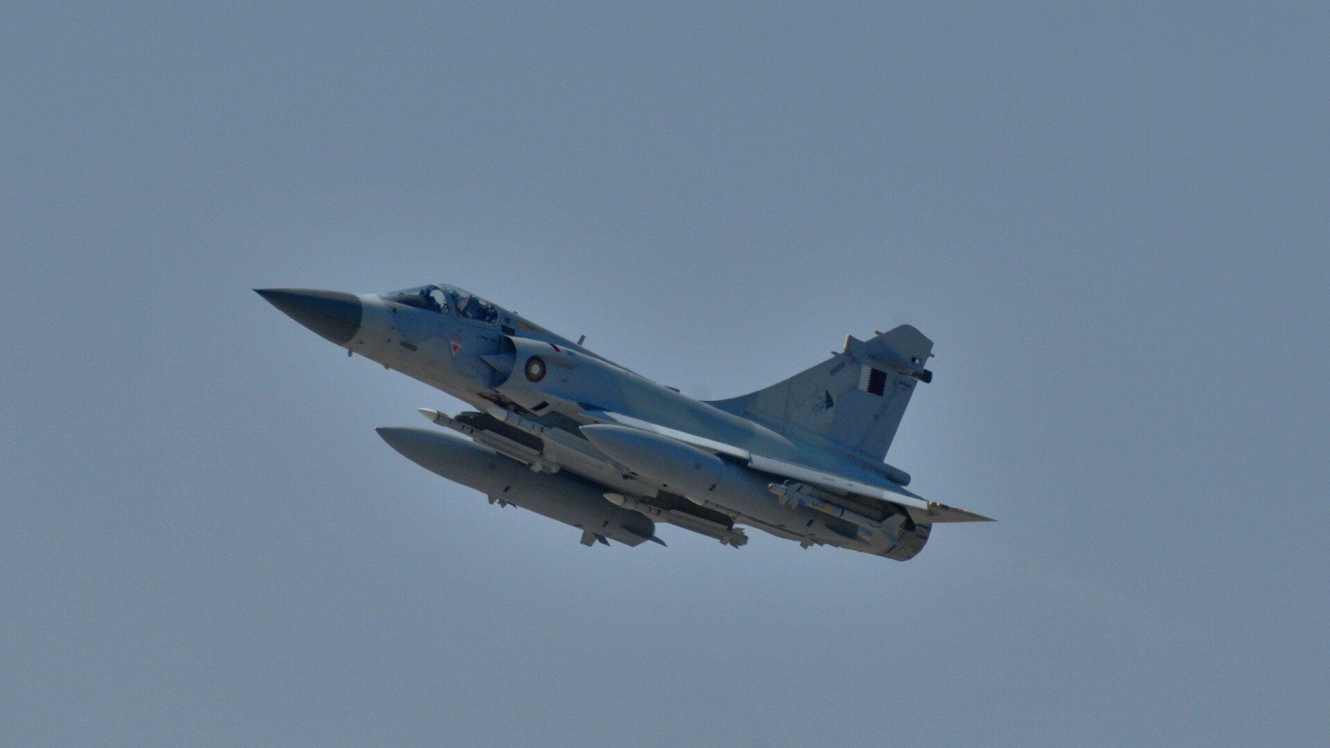 比赛中快速回防展现战术训练成果有效阻断对方进攻线路