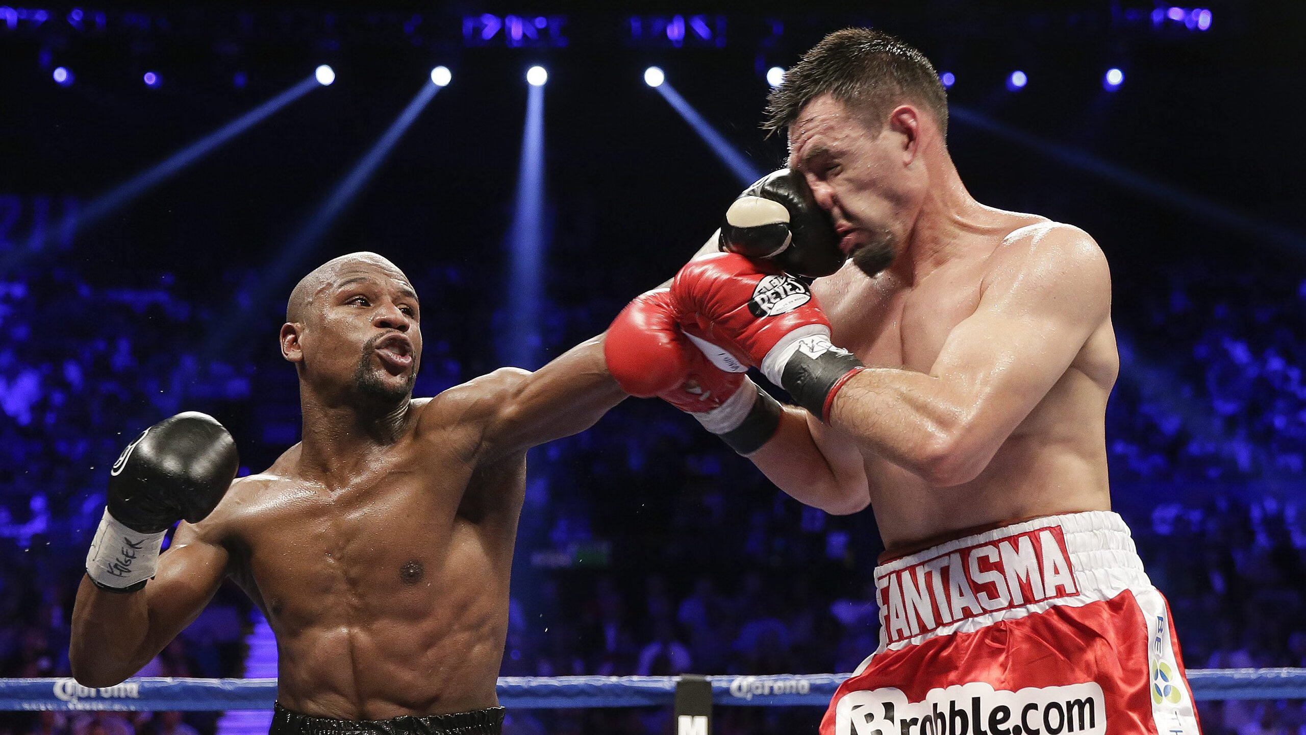 比赛中快速回防展现战术训练成果有效阻断对方进攻线路